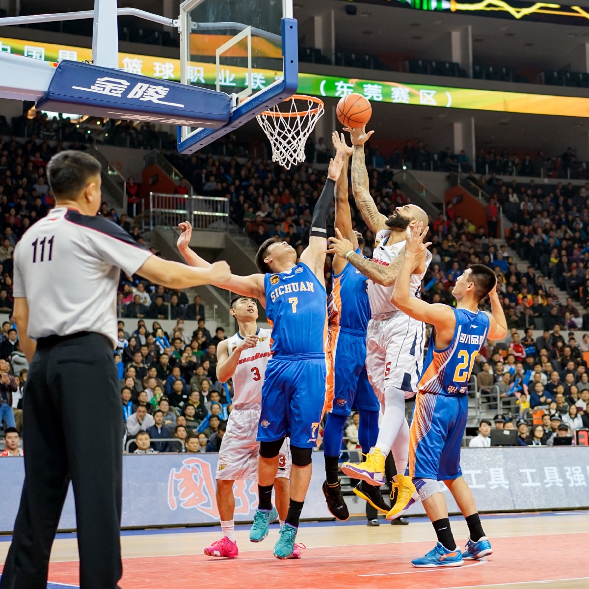 广东又杀出一个威姆斯！飙中6三分+全场29分，朱芳雨乐了赛后猛夸（广东再现“威姆斯式”爆发！6记三分砍下29分，朱芳雨赛后连连称赞）