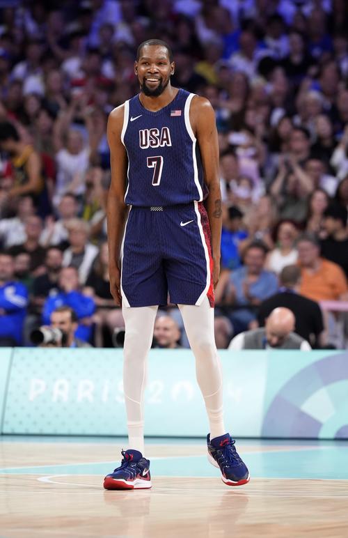 马卡：门迪复出展现出色状态，皇马若踢五后卫将有他位置（马卡报：门迪复出状态上佳，若皇马踢五后卫他将占一席之地）