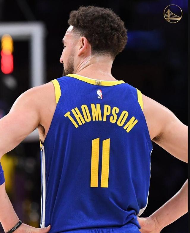 队史独一档！怀特生涯6次单场6三分+3帽，其他人合计3次（队史无人能及！怀特生涯6场轰6记三分+3次封盖，其他球员合计仅3场）