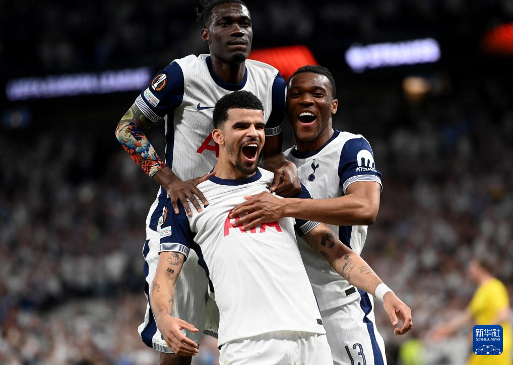 曼联vs樱桃首发：姆伯莫PK塞梅尼奥，库尼亚、阿马德先发（曼联对阵樱桃首发公布：姆伯莫对决塞梅尼奥，库尼亚、阿马德首发登场）