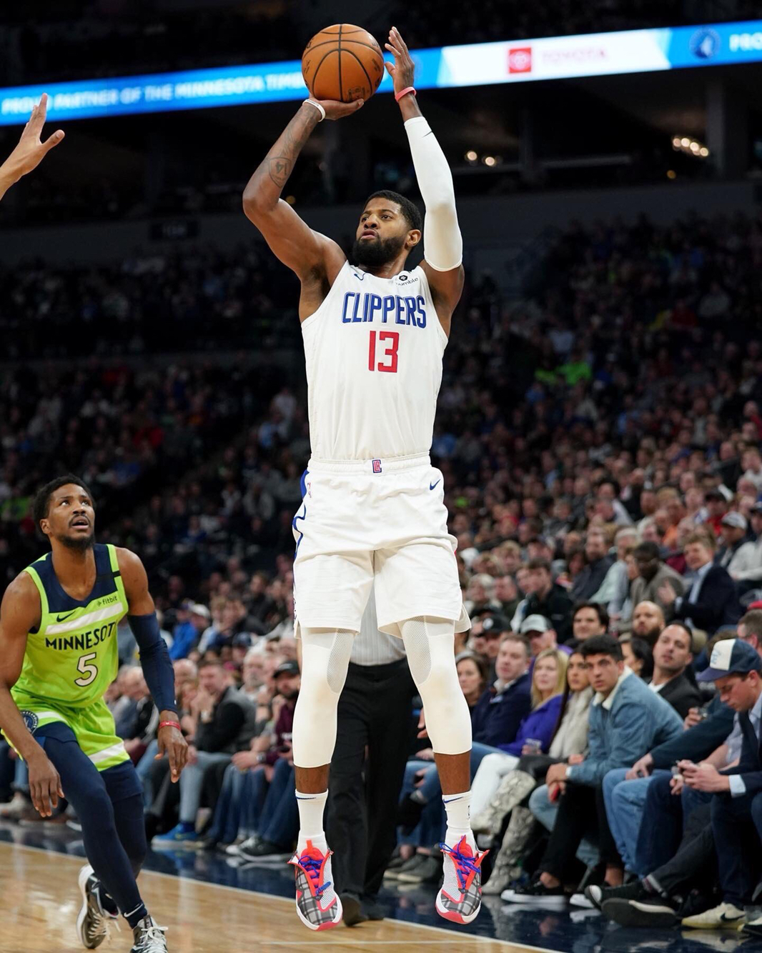 中规中矩！兰德尔21中9拿到21分5板3助3断 首节10中2（发挥一般！兰德尔21投9中拿下21分5板3助3断，首节仅10投2中）