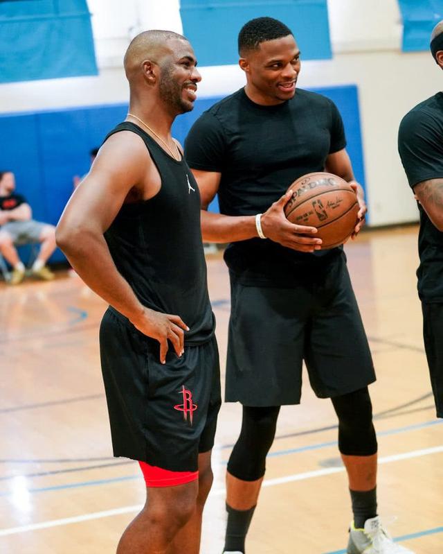 美媒：森林狼对欧文有意，爱德华兹本人支持这一举措（美媒：森林狼欲引进欧文，爱德华兹表示支持）