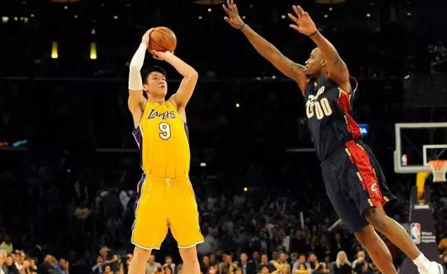 宋凯出席中国体育美术作品展览，与奥运冠军金牌合影（宋凯亮相中国体育美术作品展，与奥运冠军携金牌合影）