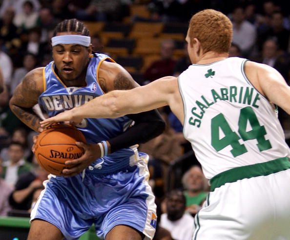 暖心举动在倾盆大雨中，突尼斯球员们把自己的外套脱下来给球童（暴雨中突尼斯球员脱下外套为球童披上，暖心一幕）