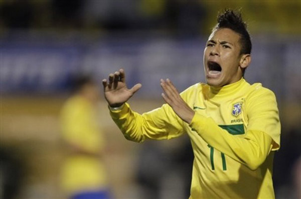 阿坎吉：我认为那根本不是点球，但我们不能给裁判判点的机会（阿坎吉：那球绝非点球，不过我们必须避免给裁判判点的机会）