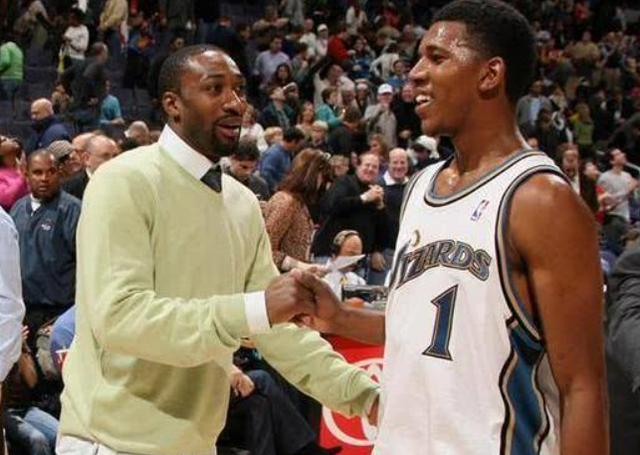 英超官方：经过VAR确认，萨利巴同巴里接触不足以判罚点球（英超官方：VAR复核后认定，萨利巴与巴里接触不构成点球）