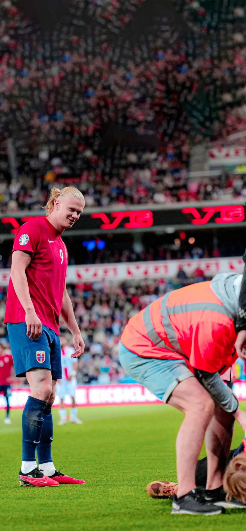 球星突破防线制造绝佳机会（球星强突撕裂防线造破门良机）