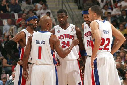 这可比进球难！迪恩·韦德三分出手弹框卡篮脖子（比进球还难！迪恩·韦德三分弹筐后卡在篮筐与篮板之间）