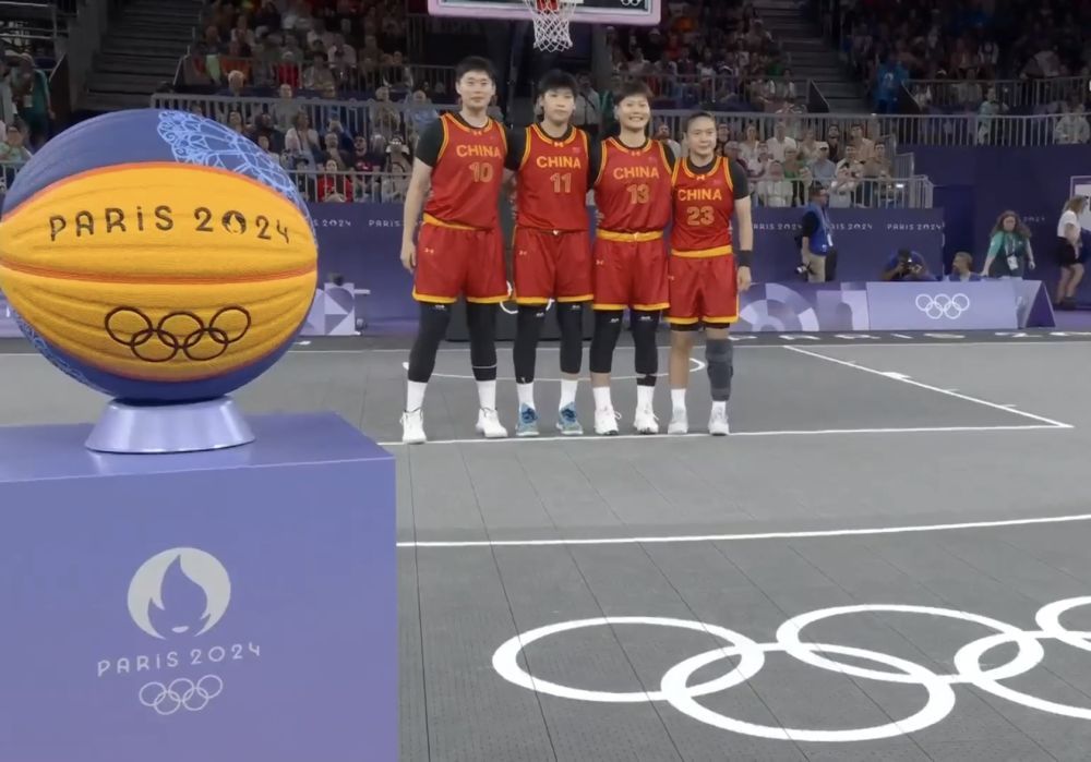 拜仁慕尼黑莱万多夫斯基帽子戏法（拜仁前锋莱万多夫斯基上演帽子戏法）