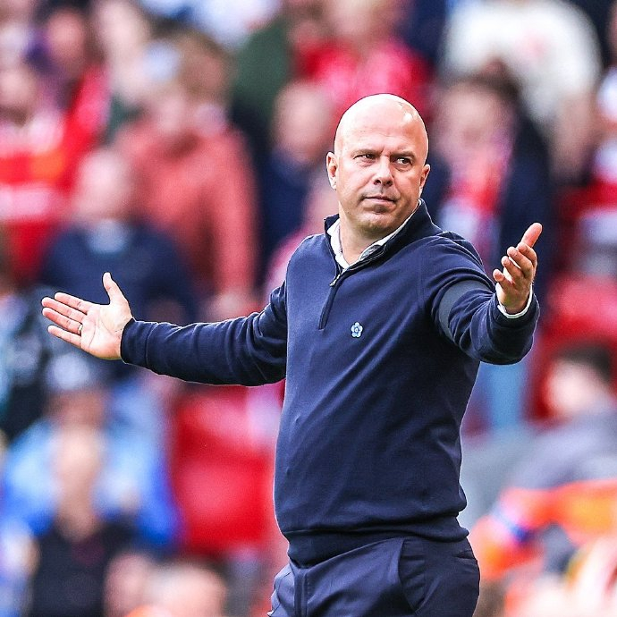 年轻中卫连续两场零失误，发挥稳健（小将中卫连场无失误，发挥沉稳）