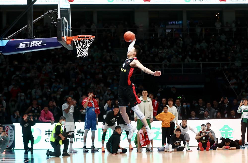 一日英超动向：曼城再具争冠实力，萨拉赫猛批斯洛特引发矛盾（英超一日观察：曼城重现争冠火力，萨拉赫怒斥斯洛特掀风波）