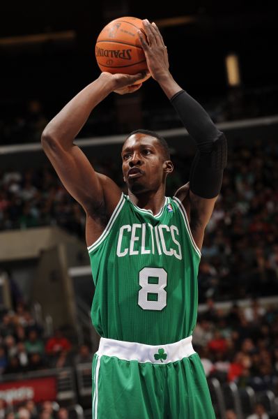 欧洲足坛疯狂周末诞生 豪门心系欧战冷门跌爆（欧洲足坛上演疯狂周末：豪门为欧战分心，冷门频爆）