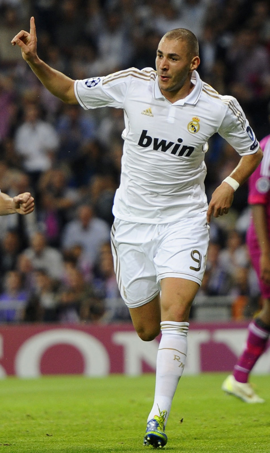 东契奇调侃里夫斯：他打得像是顶级球星，这是我最后一次夸他（东契奇笑称里夫斯打出巨星水准：这是我最后一次夸他）