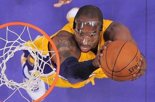 篮球篮网比赛中关键传球帮助球队取胜（篮网赛场关键助攻引领球队胜出）