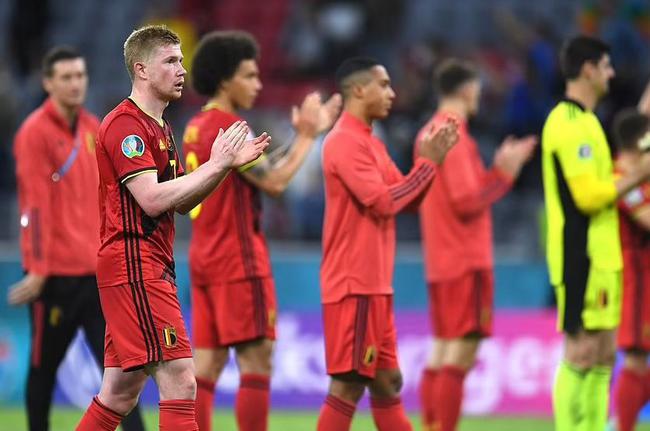 反身扣篮震撼全场（反身暴扣引爆全场）